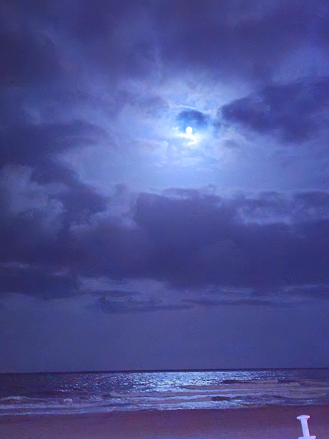 LA LUNA TAMBIÉN ASOMA CUANDO EL MAR NO ESTÁ EN CALMA