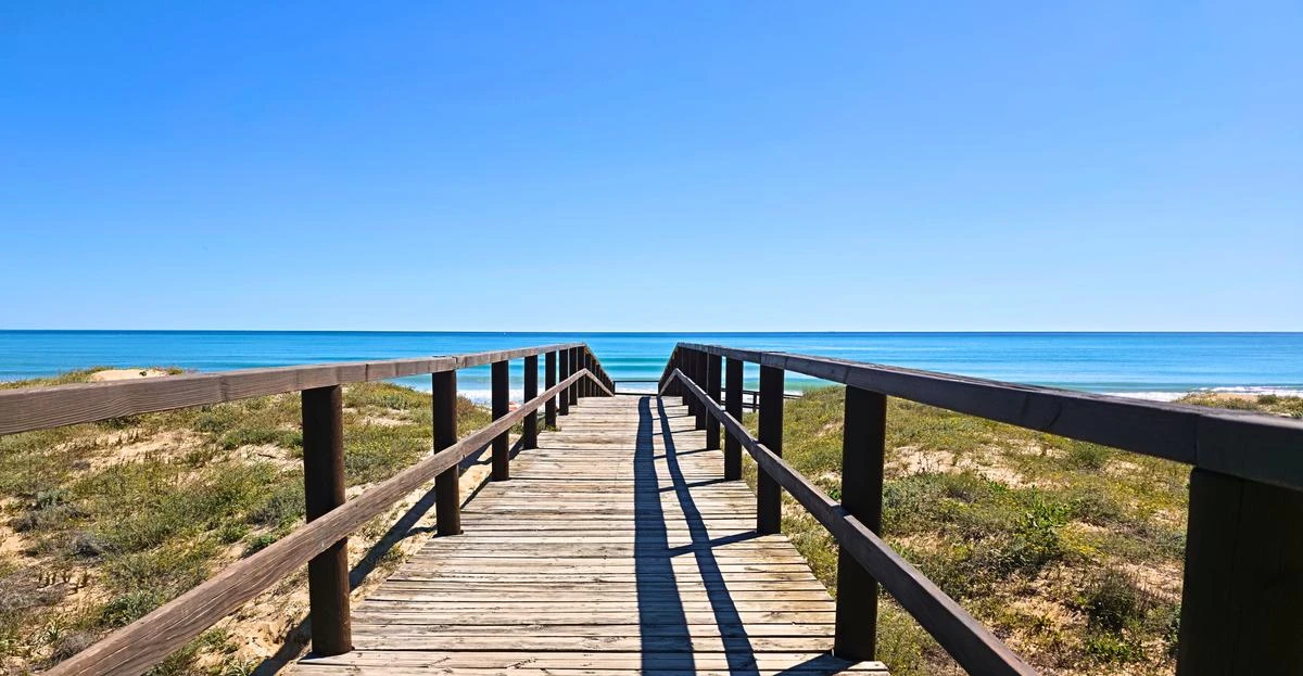 A pocos pasos del azul con el que sueña.