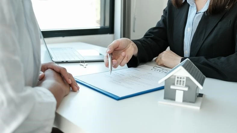 Quins documents has de revisar abans de comprar un habitatge