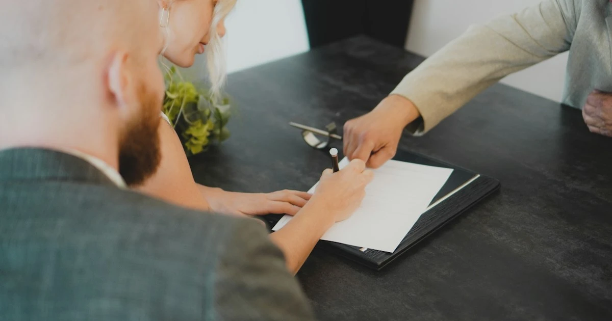 Contrato de arras al comprar vivienda en Madrid: tipos, señal y qué pasa si alguien se echa atrás