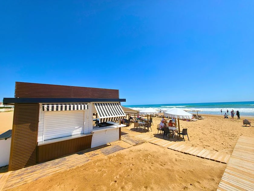PLAYA ROQUETAS EN GUARDAMAR DEL SEGURA.