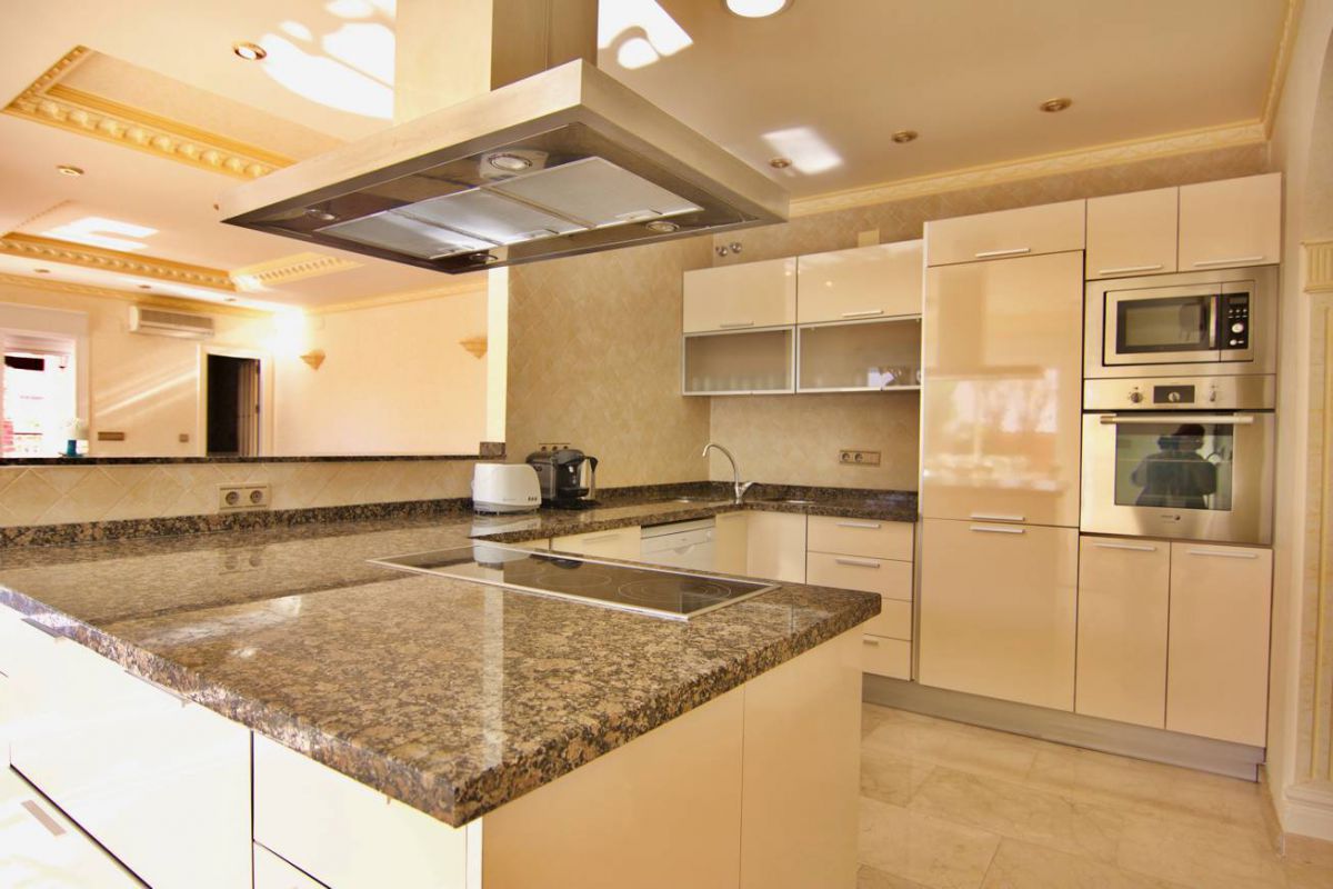 Ref: LUQ-R2831783. Casa / Chalet en Torrequebrada