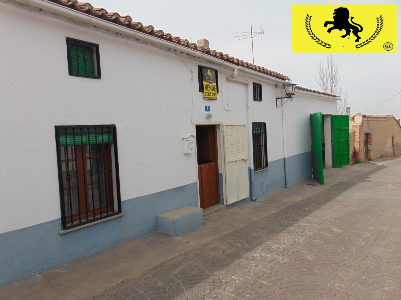 Casa para entrar a vivir con garaje y parcela en Velayos