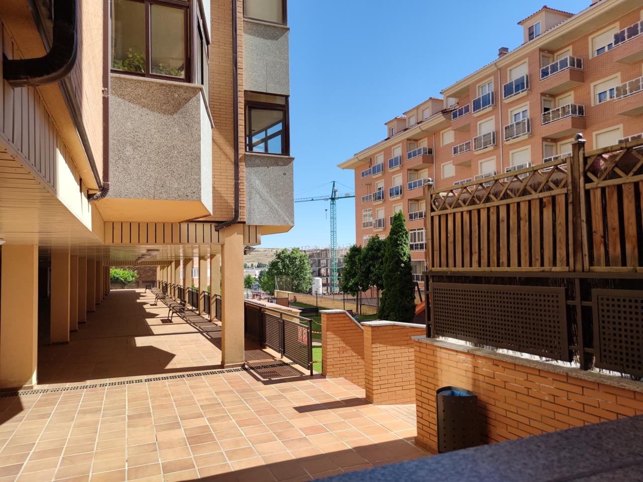 Amplio apartamento en alquiler de un dormitorio con plaza de garaje en B. Universidad