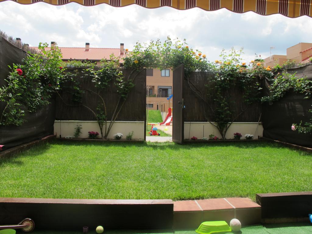 Chalet adosado con muchas mejoras para entrar a vivir  con patio en urbanización privada con piscina