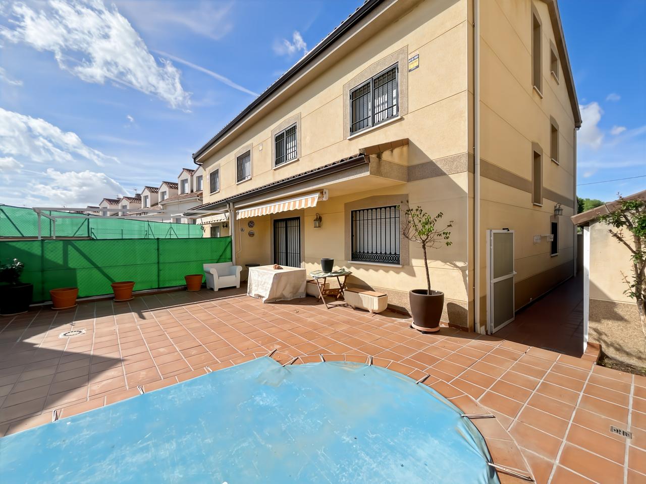 Chalet pareado en venta en Valdelaguna, Madrid